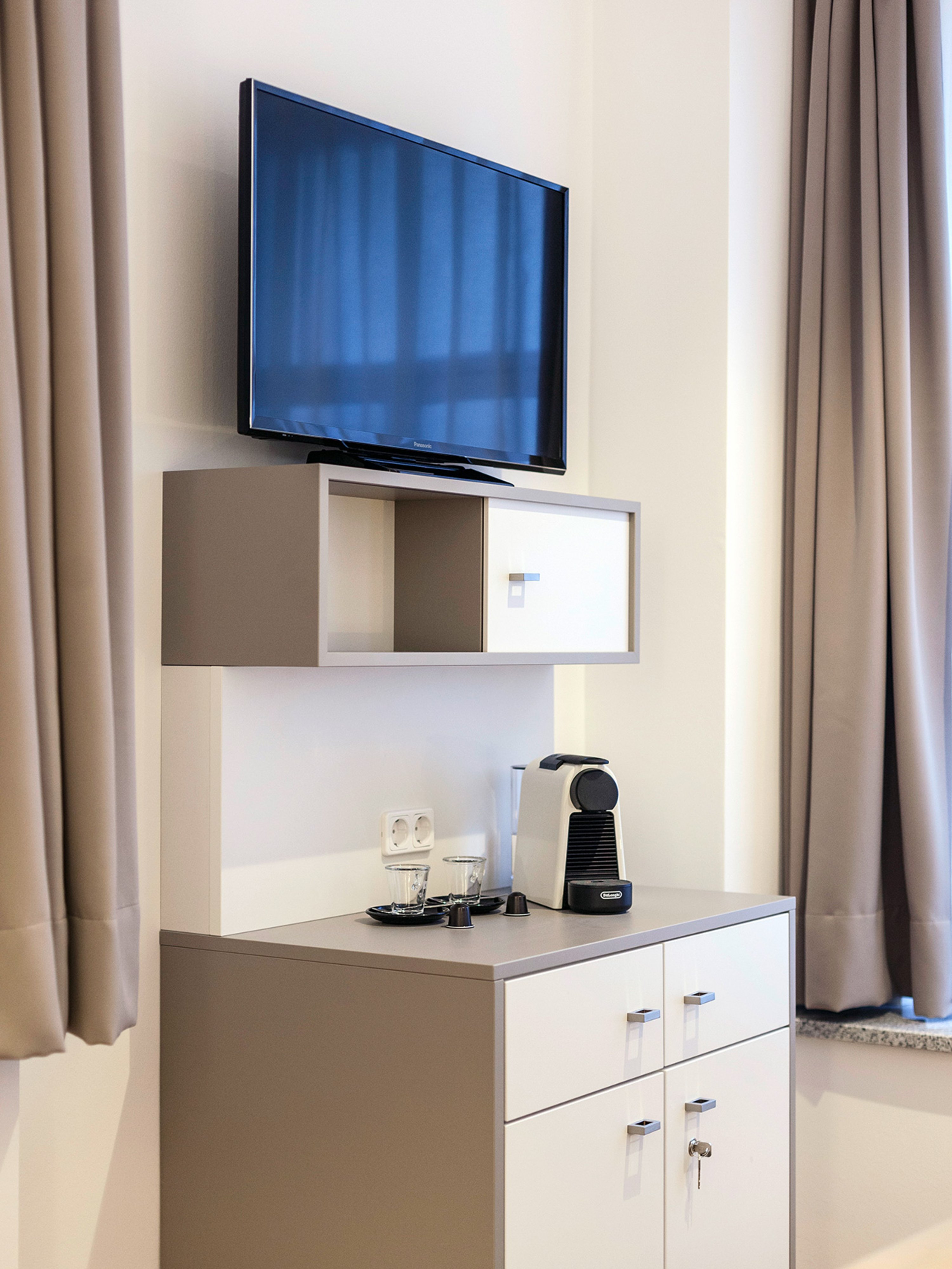 Apartment 4 – Fernseher & Tresor