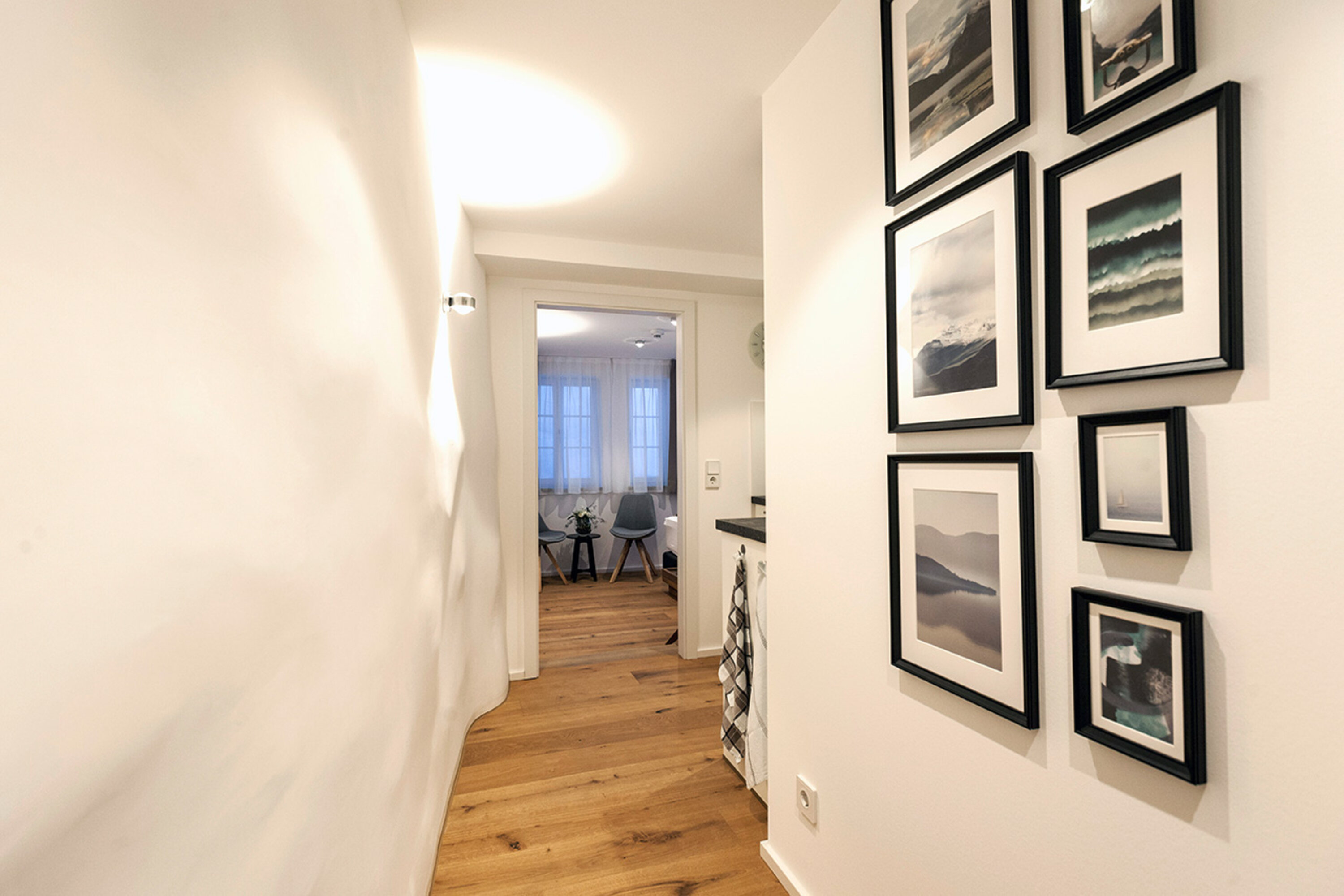 Apartment 4 – Flur mit Bildern