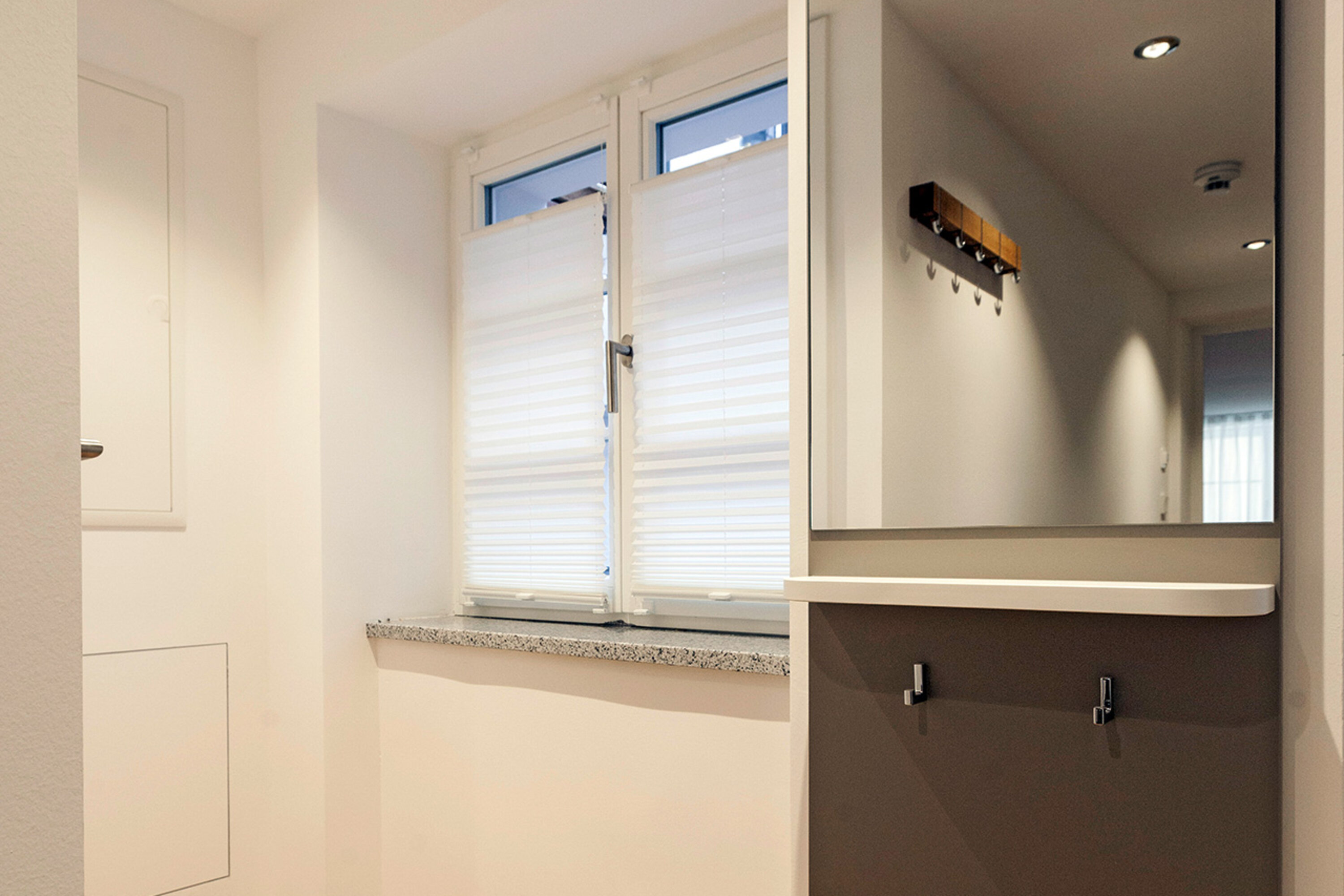 Apartment 2 – Flur mit Spiegel