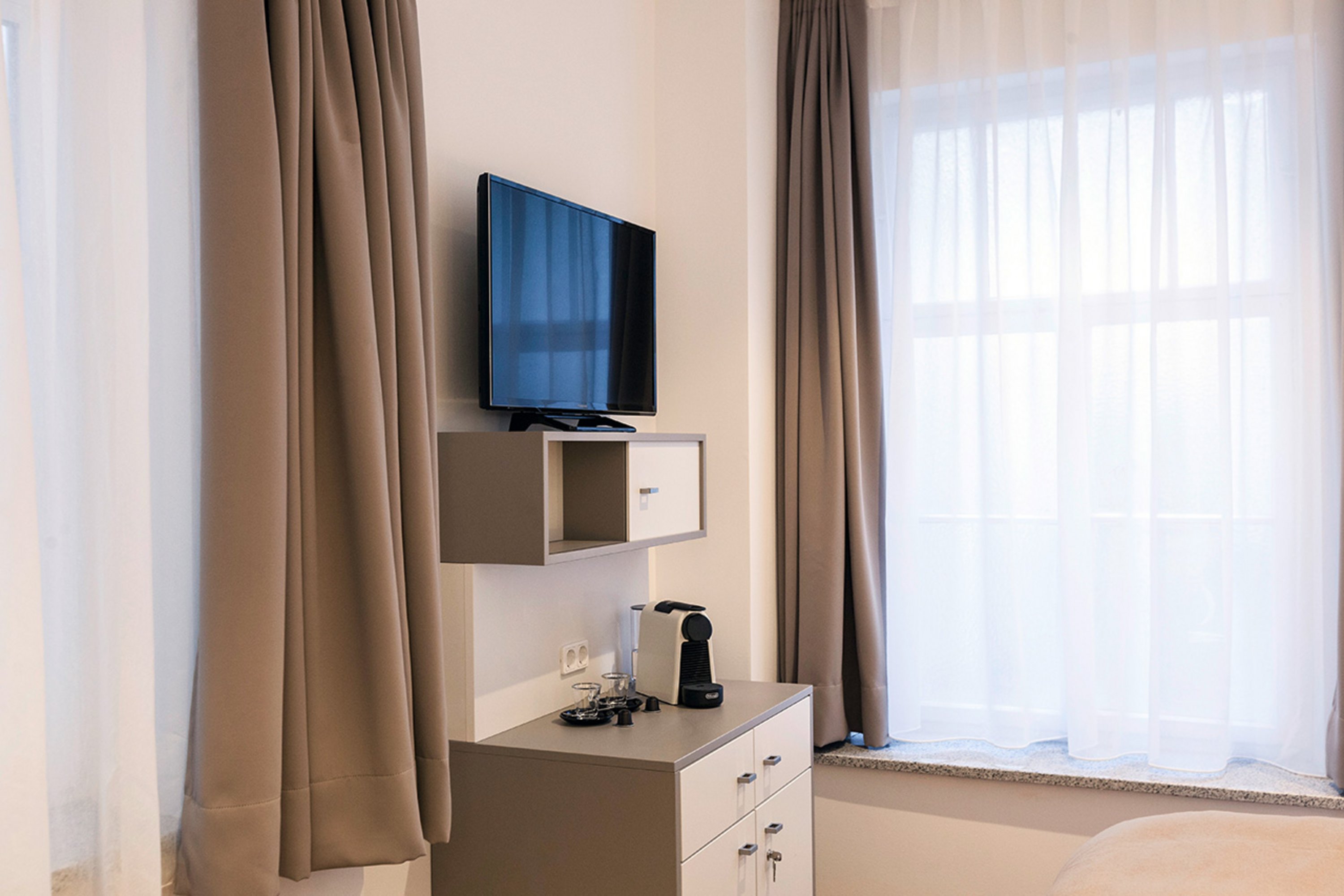 Apartment 4 – Fernseher & Tresor