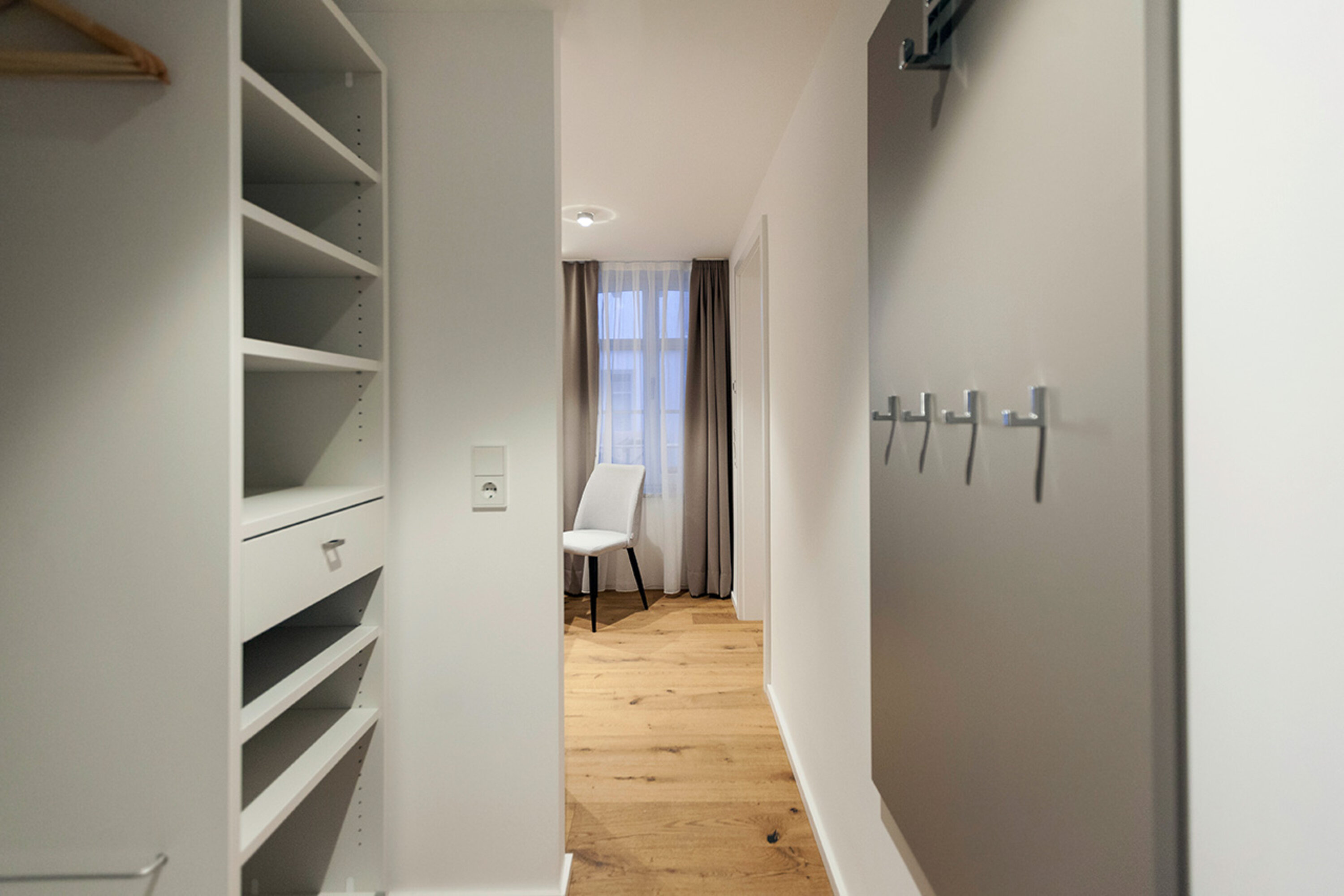 Apartment 3 – Flur mit Schränken