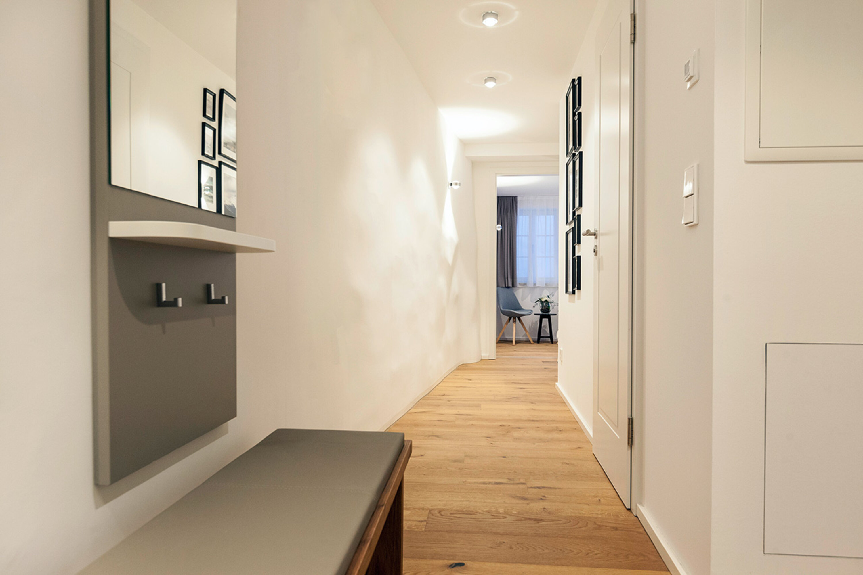 Apartment 4 – Flur mit Schränken