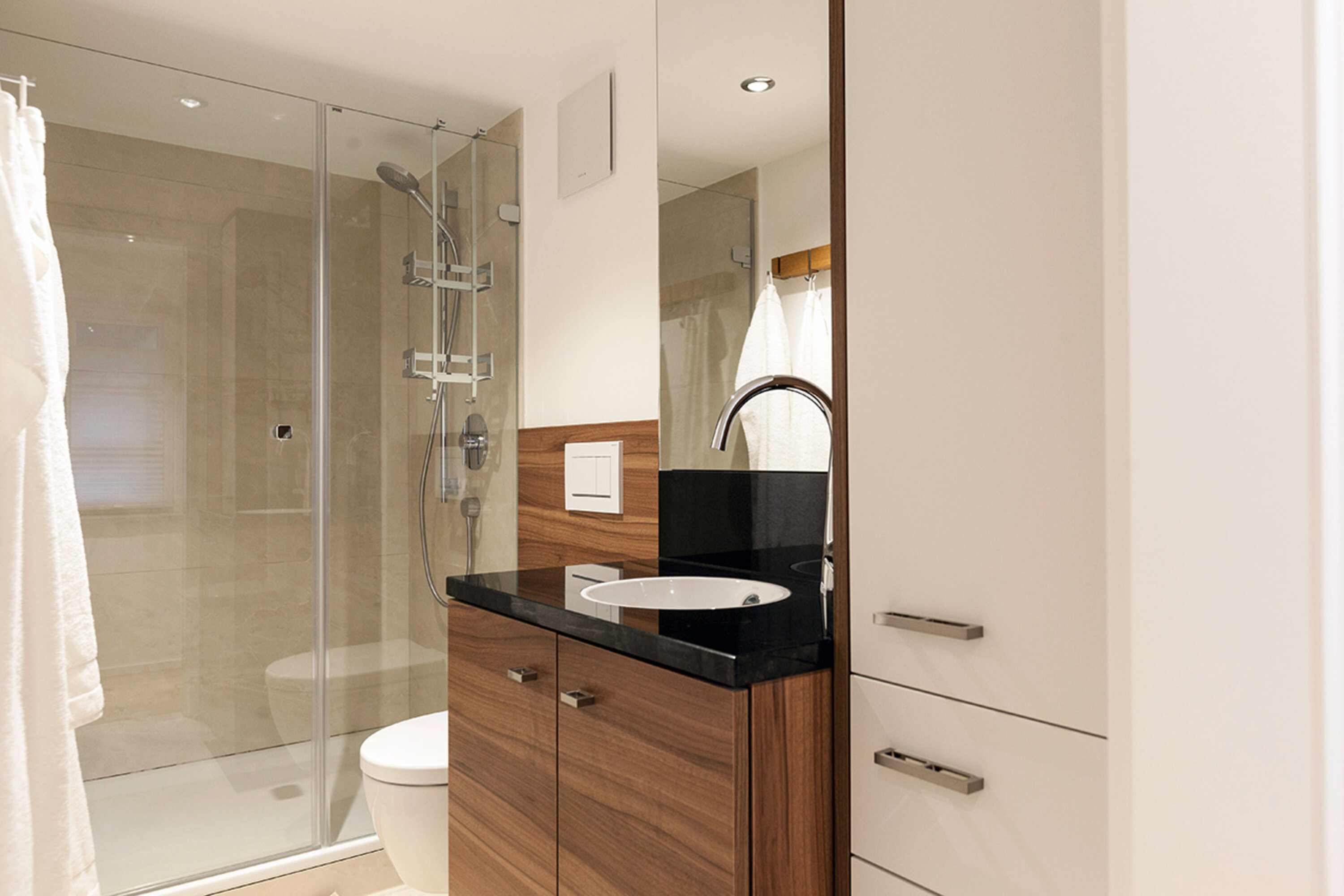 Apartment 1 – modernes Badezimmer mit Dusche